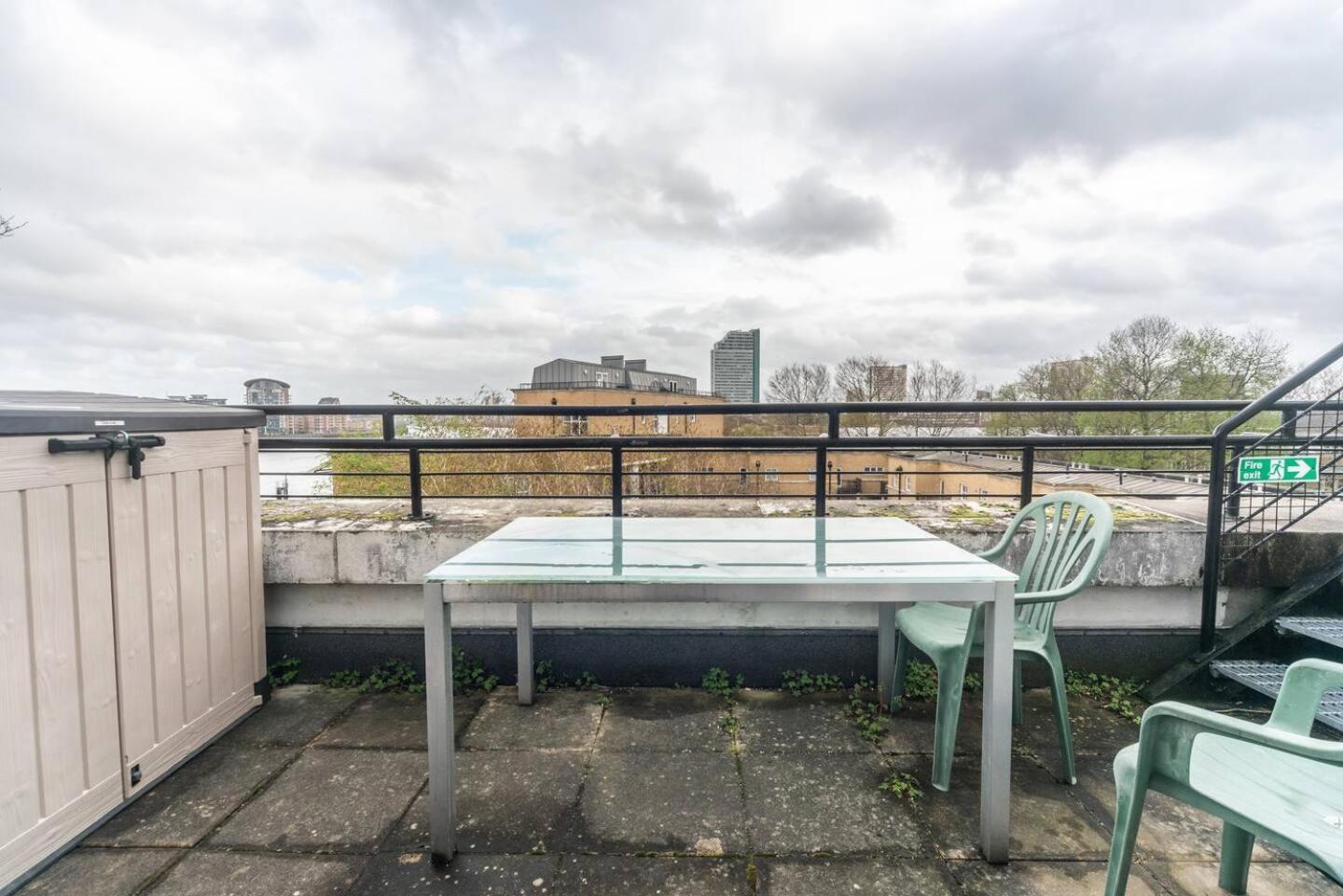 Sunny Maisonette With Views Over Canary Wharf, London Exterior photo